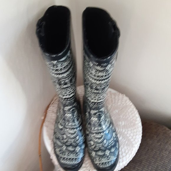 Rainboots with peace signs black and white size 8 - Picture 3 of 5